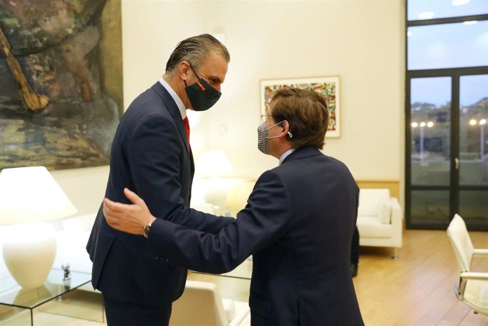 El portavoz de Vox en el Ayuntamiento de Madrid, Javier Ortega Smith, se reúne con el alcalde, José Luis Martínez-Almeida, en Cibeles.