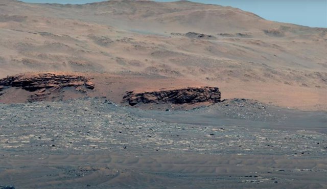 El instrumento Mastcam-Z del rover Perseverance captó esta imagen compuesta de color mejorado de parte del delta del Cráter Jezero en Marte.