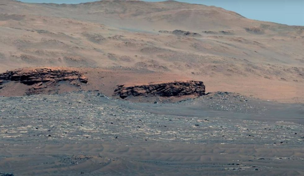 El instrumento Mastcam-Z del rover Perseverance captó esta imagen compuesta de color mejorado de parte del delta del Cráter Jezero en Marte.