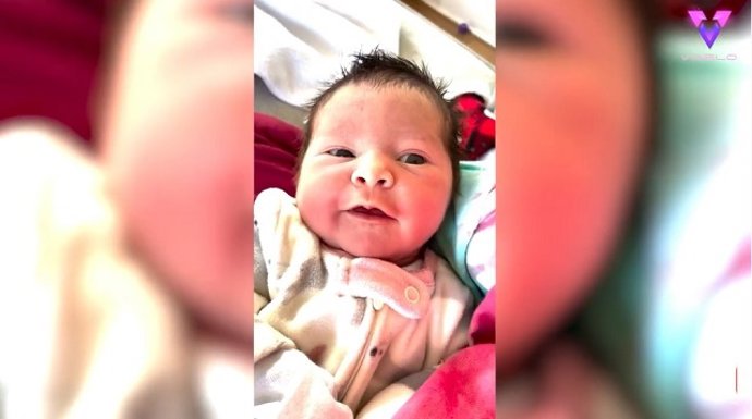 Una bebé de 5 días habla a su madre