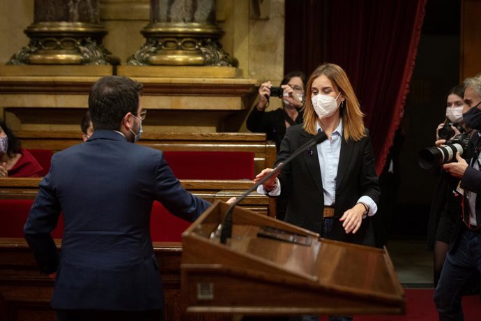 Arxiu - El president de la Generalitat, Pere Aragons, saluda la líder dels comuns al Parlament, Jéssica Albiach
