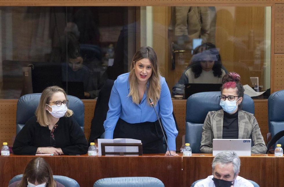 (I-D) La coportavoz de Unidas Podemos Carolina Alonso, la también coportavoz Alejandra Jacinto y la diputada del partido Vanesa Lillo, en un pleno de la Asamblea de Madrid, a 2 de diciembre de 2021, en Madrid (España). Para este pleno está previsto el d