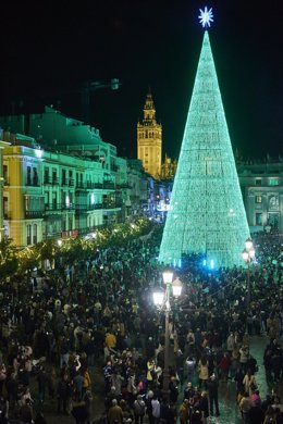Encendido del Árbol de Navidad digital más alto, 40 metros, de Europa, a 6 de diciembre de 2021 en Sevilla (Andalucía, España)