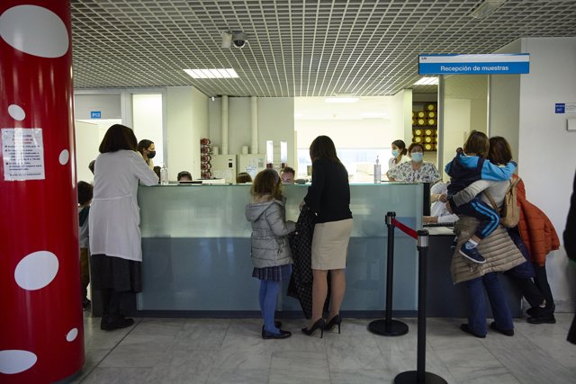 Varios niños y niñas acuden a recibir la vacuna contra el Covid-19, en el Hospital La Paz, a 15 de diciembre de 2021, en Madrid (España). 
