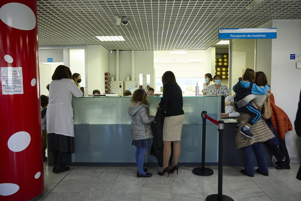 Varios niños y niñas acuden a recibir la vacuna contra el Covid-19, en el Hospital La Paz, a 15 de diciembre de 2021, en Madrid (España).