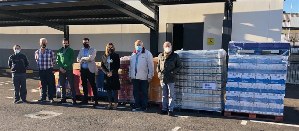 Responsables de Mercadona realizan la donación de alimentos a Cáritas SAnta Eulalia de mérida