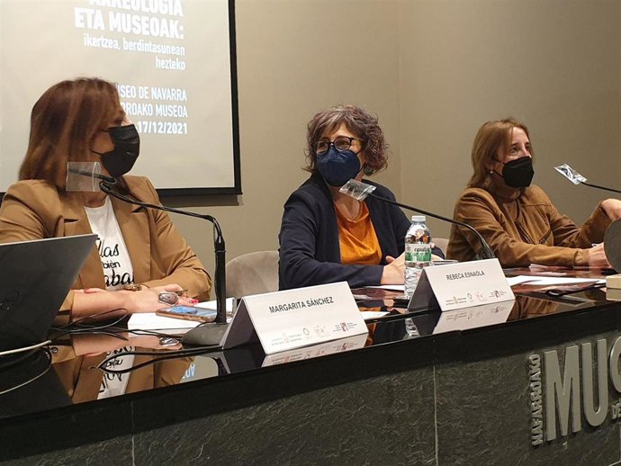 Margarita Sánchez, representante de la Red Past Women, la consejera de Cultura y Deporte, Rebeca Esnaola, y la directora del Servicio de Museo, Susana Irigaray.