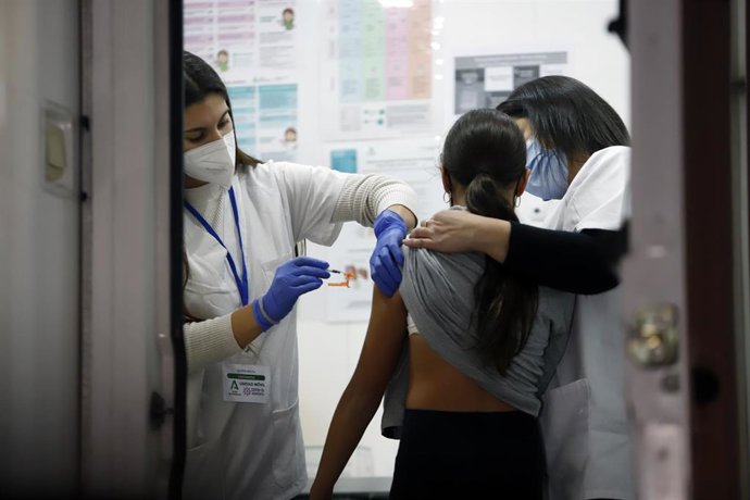 Inicio de la vacunación contra la Covid 19 a los menores entre 9 a 11 años en el centro de Salud de la Barriada de El Palo a15-12-2021 en Málaga (Andalucía).