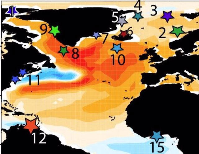 Mapa de correlación media multimodelo entre el AMOC de baja frecuencia a 26 ° N y la temperatura del mar en superficie. Las estrellas numeradas del 1 al 15 indican la ubicación de los sitios.