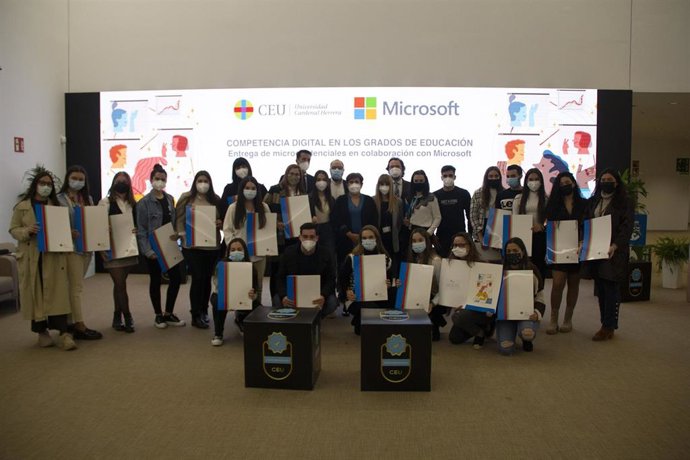 Un total de 79 estudiantes de la Universidad CEU Cardenal Herrera (CEU UCH) han recogido las acreditaciones del programa STEP de Microsoft, que avalan su cualificación en el uso de herramientas tecnológicas