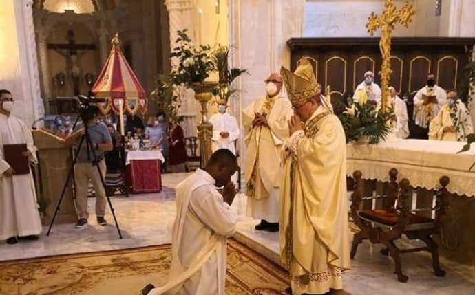 El sacerdote de Menorca Jean Marie Nguele, durante su ordenación.