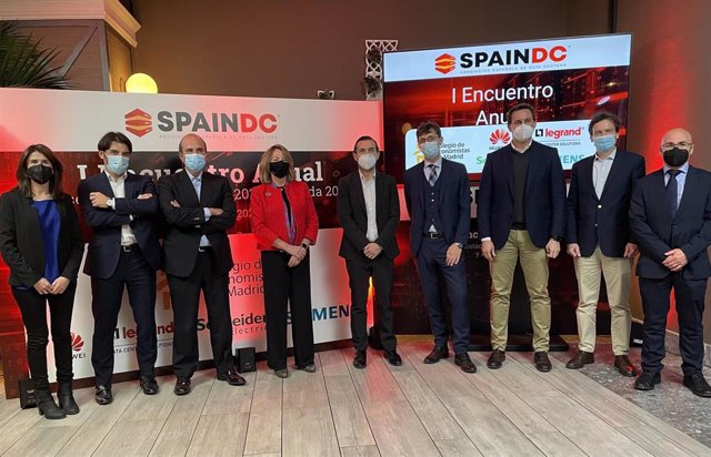 La junta directiva de Spain DC junto a representantes de los cuatro nuevos 'main partners' y el director general de Telecomunicaciones, Arturo Azcorra (cuarto por la derecha).