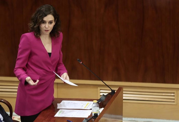 La presidenta de la Comunidad de Madrid, Isabel Díaz Ayuso, durante un pleno de la Asamblea de Madrid, a 16 de diciembre de 2021, en Madrid (España). Durante esta sesión se debate y vota la derogación de las leyes LGTBIQ+ en Madrid propuesta por Vox. La