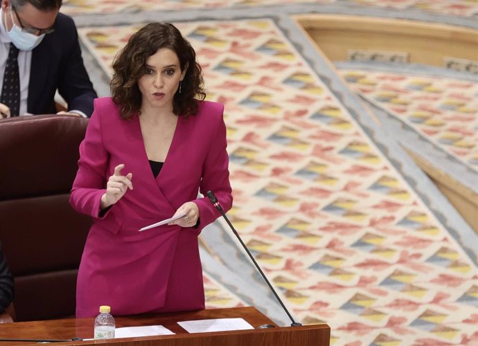 La presidenta de la Comunidad de Madrid, Isabel Díaz Ayuso, durante un pleno de la Asamblea de Madrid, a 16 de diciembre de 2021, en Madrid (España). Durante esta sesión se debate y vota la derogación de las leyes LGTBIQ+ en Madrid propuesta por Vox. La