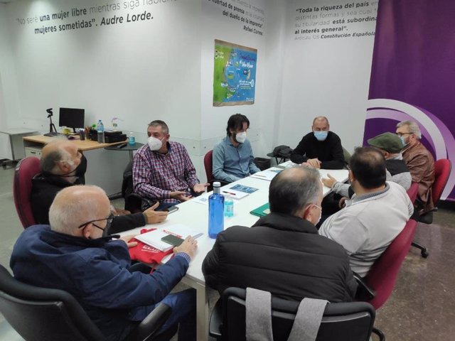 El secretario de sociedad civil, Luigi Carinci, y el secretario de comunicación, Víctor Egío, se reúnen con representantes sindicales de los camioneros