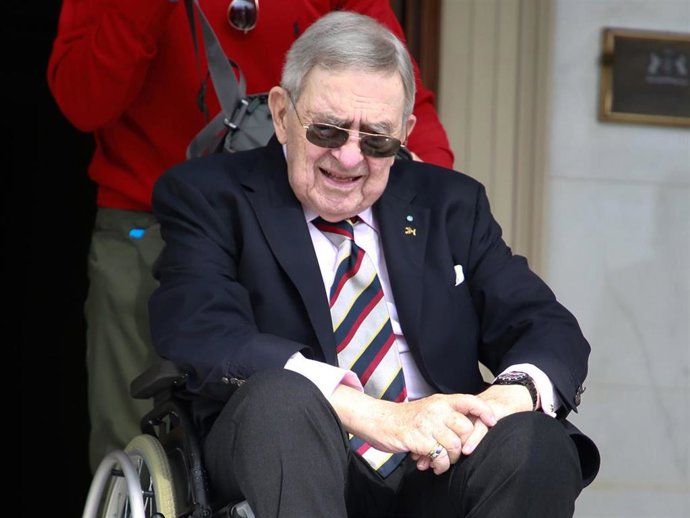 Últimas imágenes del Rey Constantino de Grecia, al día siguiente de la boda de su hijo Philippos con Nina Flohr, el pasado 23 de octubre