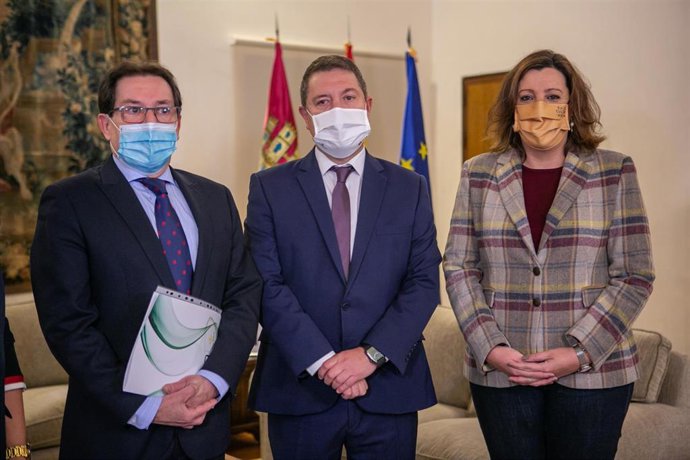 El presidente de Castilla-La Mancha, Emiliano García-Page, se reúne en el Palacio de Fuensalida con el presidente de ATA en la Comunidad Autónoma, Miguel Ángel Rivero