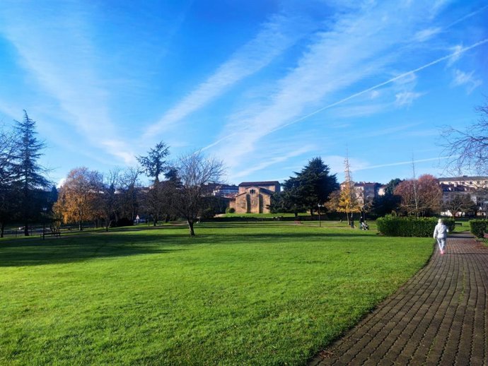 Entorno de la Iglesia Prerrománica de San Julián de Los Prados, parque de Oviedo.