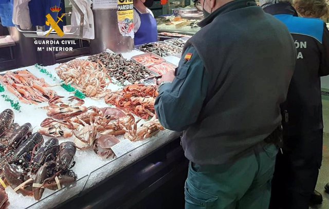 La Guardia Civil inspecciona puestos de venta de marisco y pescado