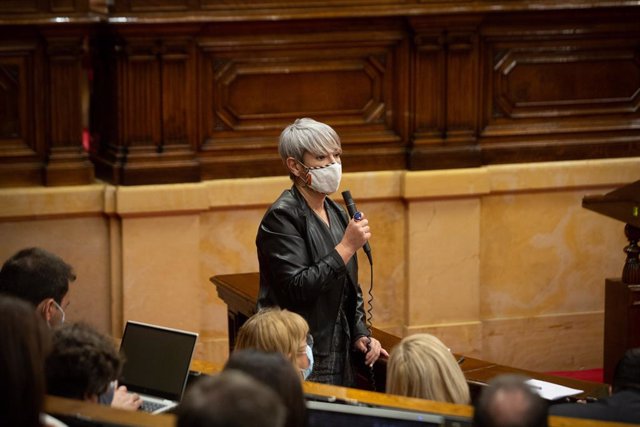 Arxiu - La consellera de Justícia, Lourdes Ciuró, en el ple del Parlament