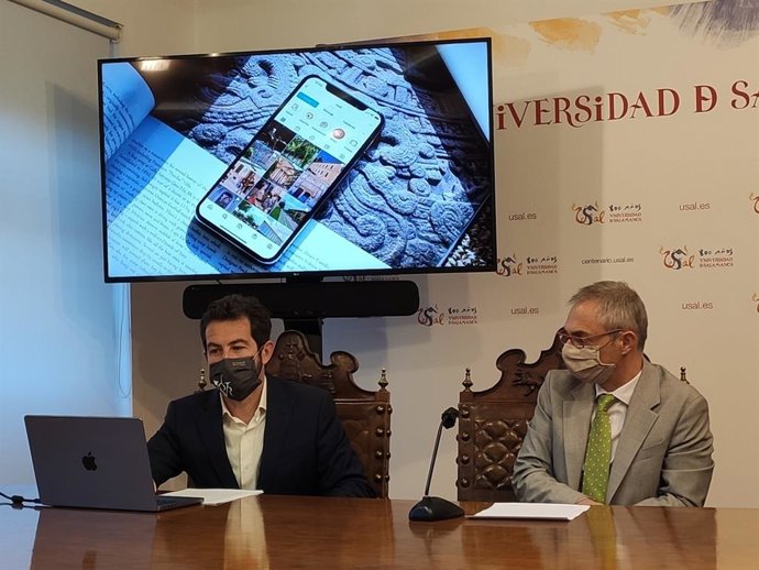 El rector de la USAL, Ricardo Rivero (d), junto al director del Servicio de Innovación y Producción Digital de la USAL, Gustavo Lannelongue (i), en el Rectorado.