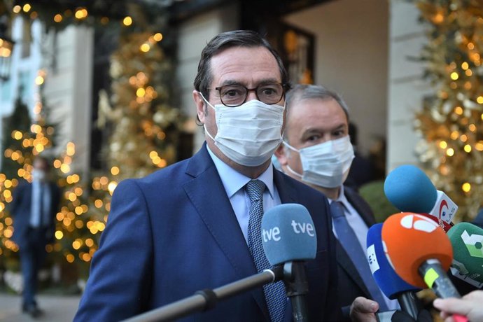 El presidente de la CEOE, Antonio Garamendi, responde a los medios a su llegada a un desayuno informativo de Fórum Europa, en el Hotel Mandarin Oriental Ritz, a 16 de diciembre de 2021, en Madrid, (España).