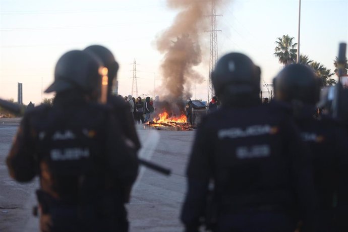 Policías cargan con los manifestantes en la novena jornada de la huelga del metal en el barrio del Río de San Pedro en Puerto Real el 24 de noviembre
