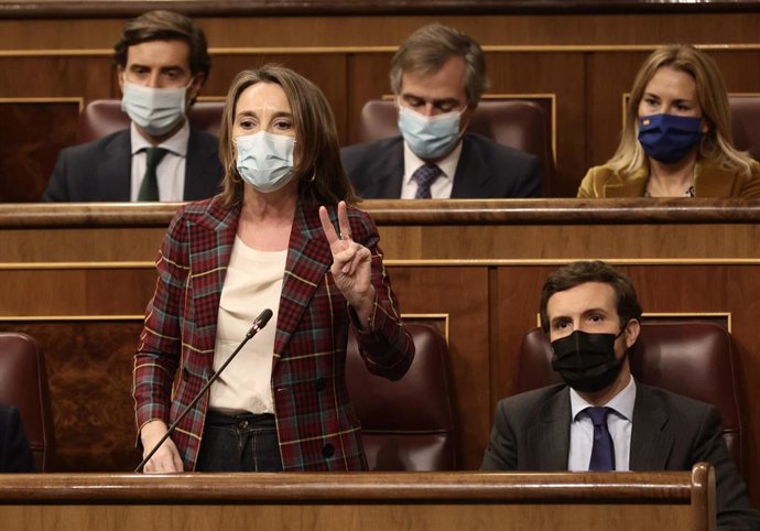 La portavoz parlamentaria del PP, Cuca Gamarra, interviene en una sesión plenaria celebrada en el Congreso de los Diputados, a 15 de diciembre de 2021, en Madrid, (España).