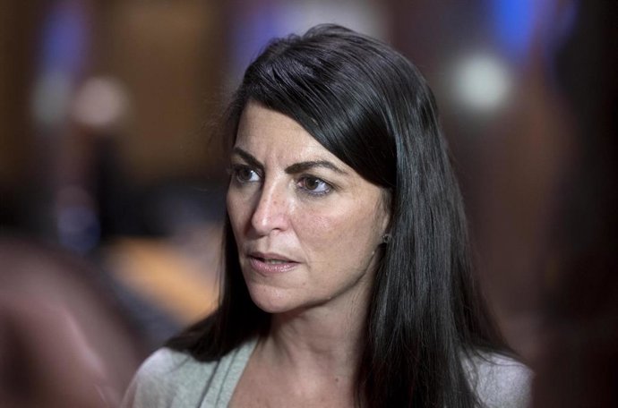 La portavoz de Vox en la Comisión de Interior, Macarena Olona, ofrece declaraciones a los medios de comunicación antes de presidir una reunión con las principales asociaciones de Policía y Guardia Civil, a 25 de noviembre de 2021, en Madrid, (España).