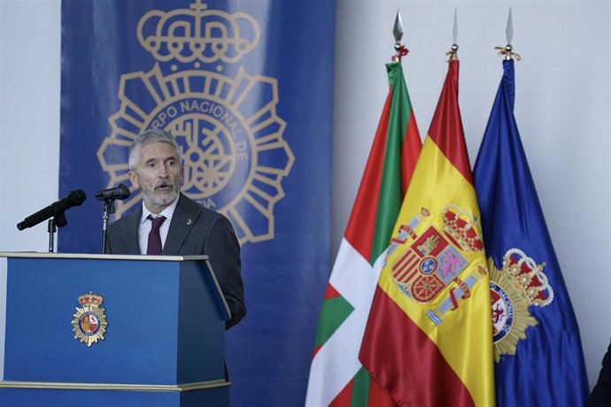 El ministro del Ineterior, Fernando Grande Marlaska, en el acto de toma de posesión del nuevo jefe superior de Policía en el País Vasco,  Jesús Herranz Torrubia, en Basauri (Bizkaia)