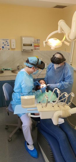 Archivo - Atención bucodental a una paciente.