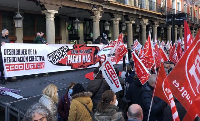 Concentración convocada por UGT y CCOO en la plaza Fuente Dorada de Valladolid para reclamar el desbloqueo de la negociación colectiva y la recuperación del poder adquisitivo de los trabajadores.