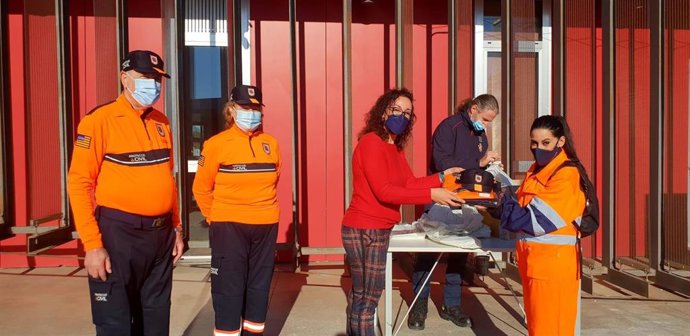 La regidora de Seguridad Ciudadana, Joana Adrover, entrega prendas a los voluntarios de Protección Civil.
