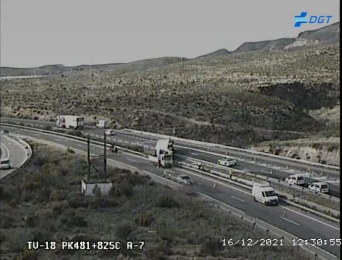 Camión accidentado en la A-7 a su paso por Níjar (Almería).