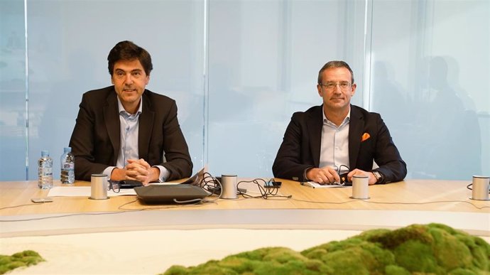 El director general de B2B de Orange España, Joaquín Colino, y el consejero delegado de Orange España, Jean-Franois Fallacher, en una rueda de prensa celebrada este jueves 16 de diciembre en Madrid en la que han presentado su nueva oferta para pymes