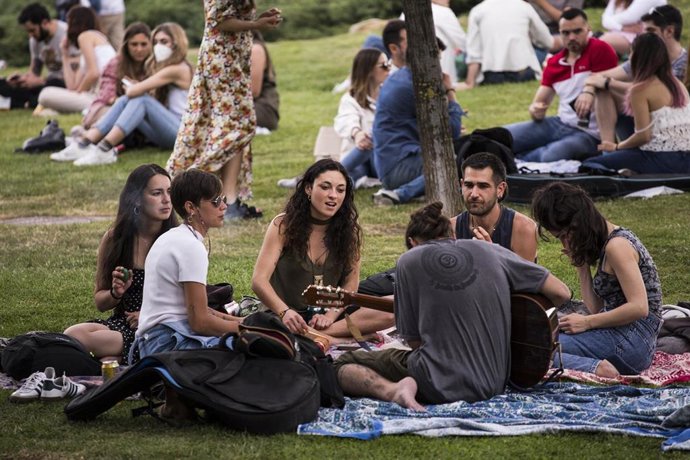 Archivo - Varios jóvenes se concentran en las inmediaciones de Matadero Madrid