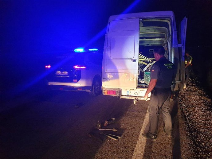 Archivo - Vehículo interceptado por la Guardia Civil.