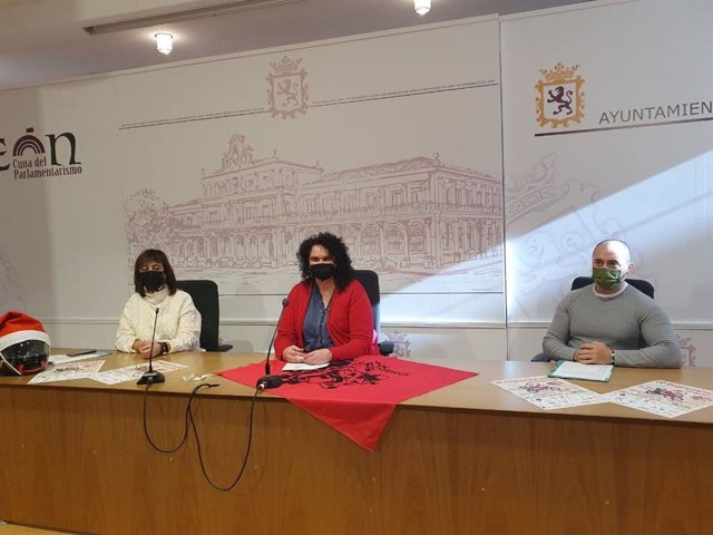 La concejal de Bienestar Social y Juventud, Vera López, junto al representante de ‘León es motero’ Francisco Santo Tomás y María Reyero de Aspaym presentan la IV Papanoleada Motera Solidaria.