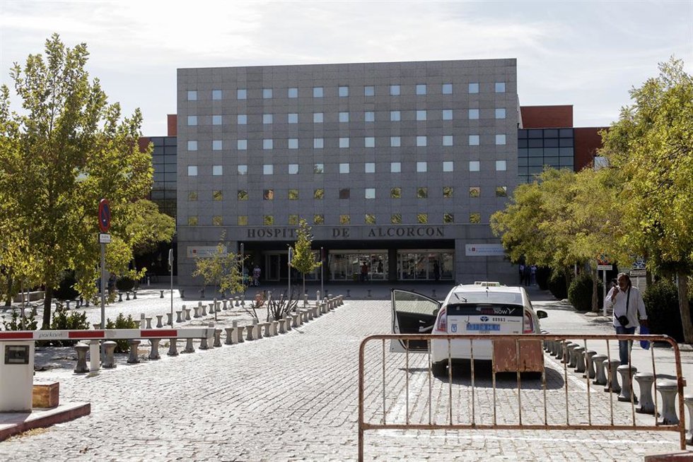 Archivo - Entrada principal del Hospital de Alcorcón (Madrid).
