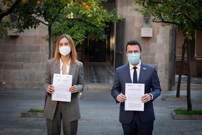 La líder dels comuns al Parlament, Jéssica Albiach, i el president de la Generalitat, Pere Aragons, després de tancar l'acord per als pressupostos de la Generalitat