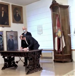 Hermoso de Mendoza y Naya firman el acuerdo entre el Ayuntamiento logroñés y la Escuela de Arquitectura de la Universidad de Navarra.