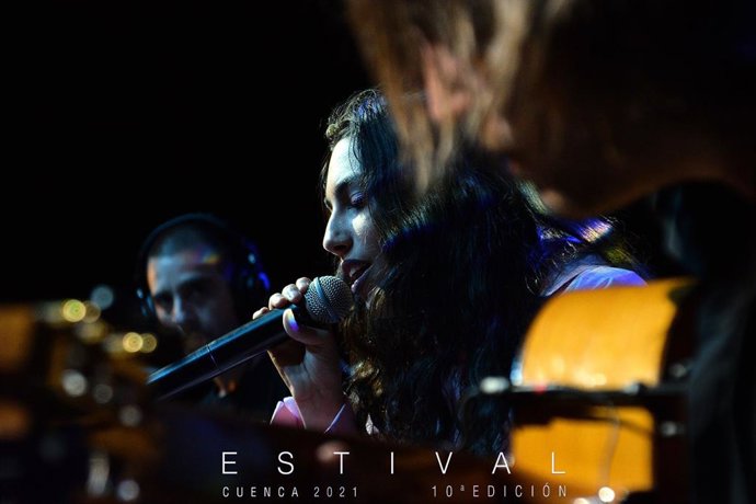 Fotografía de Mario Gómez a María José Llergo en Estival Cuenca.