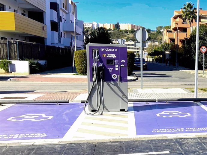 Puntos de recarga para coches eléctricos en un establecimiento de McDonald's.