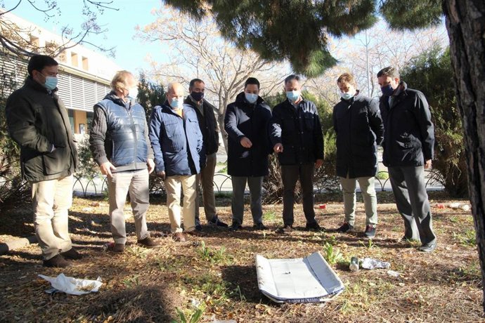 El candidato del PP a la Alcaldía de Sevilla, José Luis Sanz, en su visita al entorno de Santa Justa con vecinos de la zona.