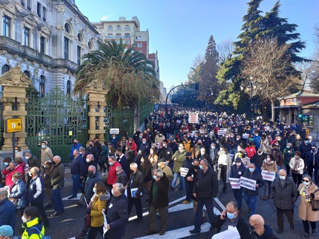 Manifestación de vecinos del Suroccidente en Oviedo para reclamar mejores conexiones y carreteras.