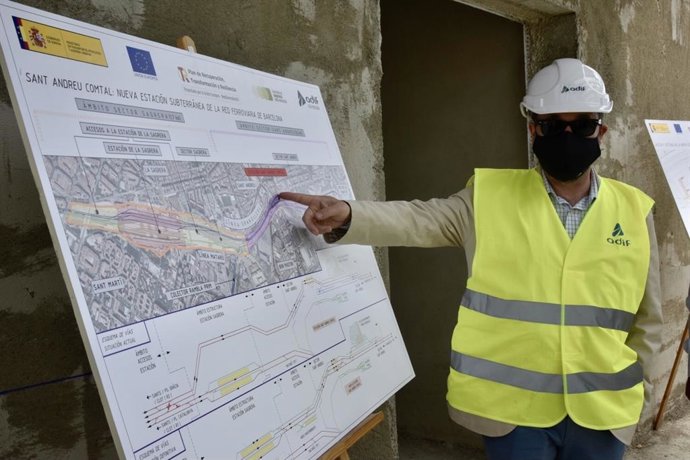 Archivo - El director de construcción del proyecto, Jose Vicente Romero, junto al plano de las obras de las nuevas estaciones de La Sagrera y Sant Andreu Comtal en Barcelona.