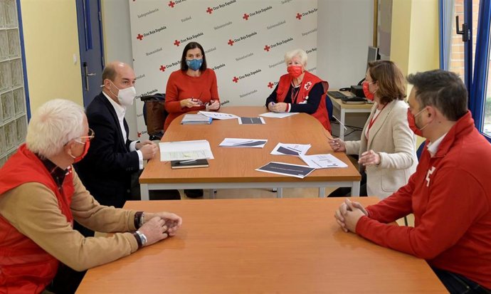 La alcaldesa, Gema Igual, se reúne con representantes de Cruz Roja
