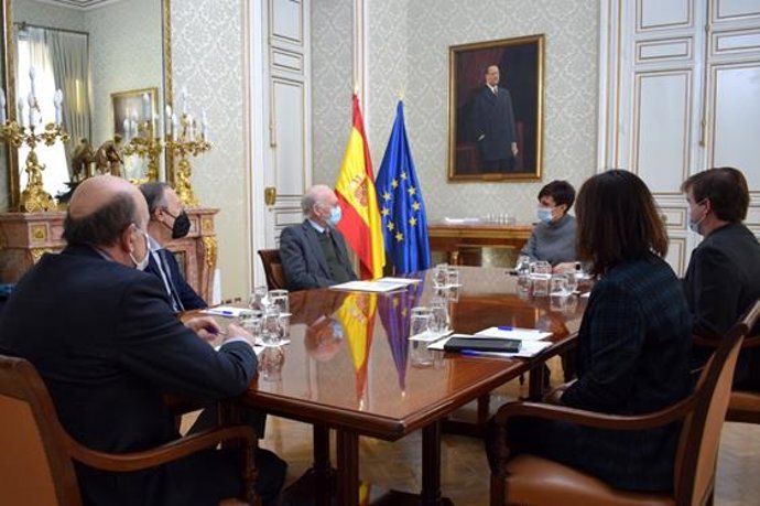 Isabel Rodríguez se reúne con representantes de una asociación que propone una reforma federalista de la Constitución.