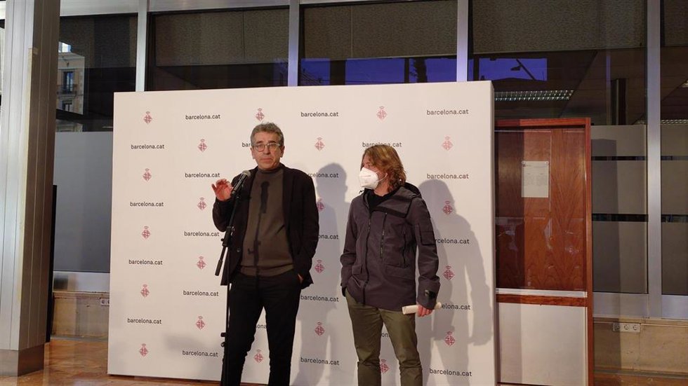 El teniente de alcalde de Cultura de Barcelona, Jordi Martí, y el concejal del distrito de Sant Martí, David Escudé, en rueda de prensa.