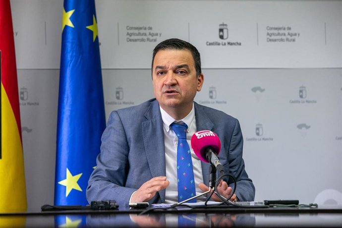 El consejero de Agricultura, Agua y Desarrollo Rural, Francisco Martínez Arroyo, participa por videoconferencia desde la Consejería, en la reunión de la Asamblea de Regiones Europeas Vitícolas.
